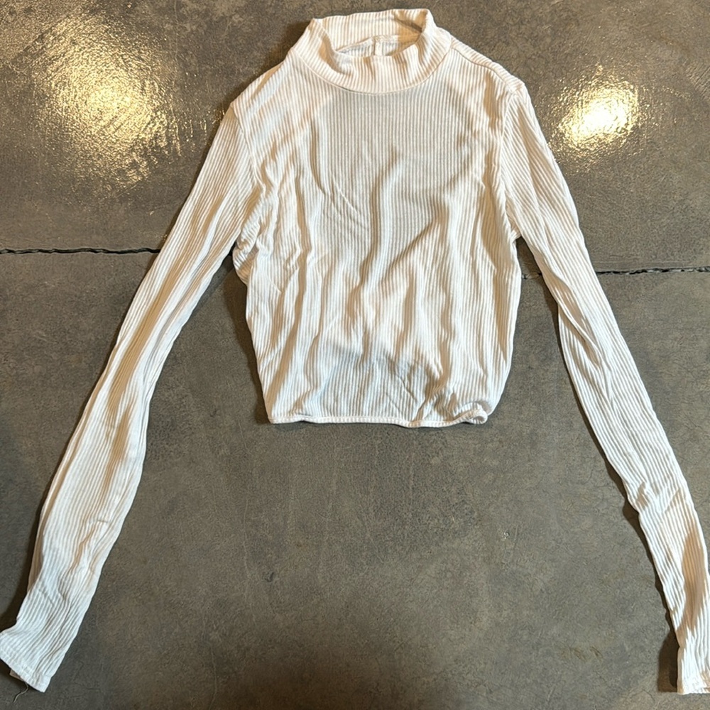 Alo Yoga Cropped Mockneck with Twisted Open Back: White - Size XS